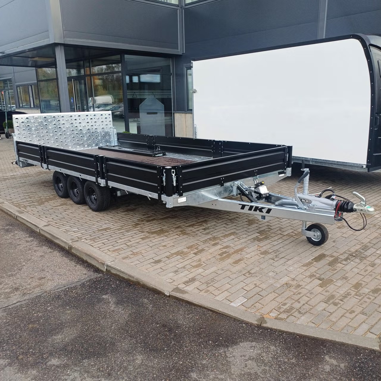 Entdecken Sie den TIKI FX460-TRB Anhänger